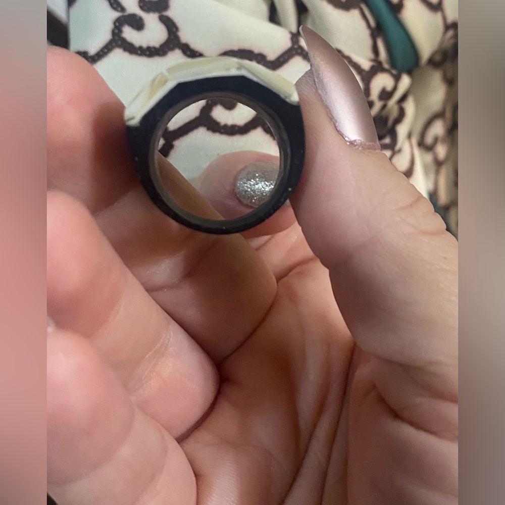💰2/$10 Womens Shell colored ring wearing it on size 7 finger - Picture 5 of 6
